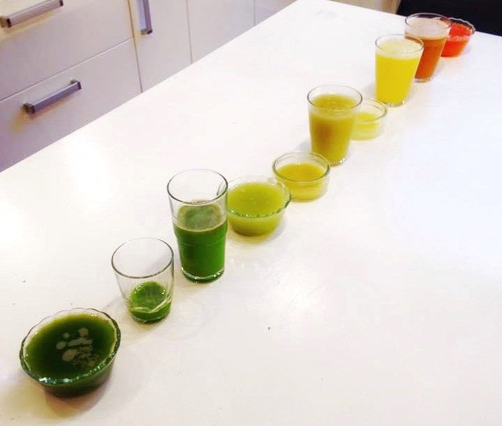 Arc-en-ciel de Jus pressés à froid, frais, bons, sains